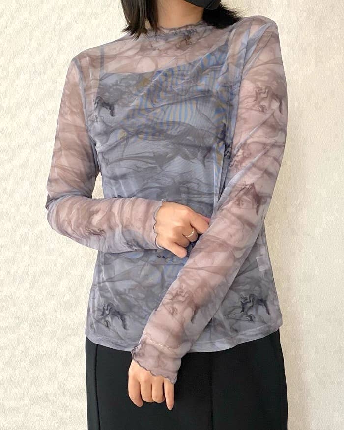 GUの「シアープリントボトルネックT(長袖)+E」