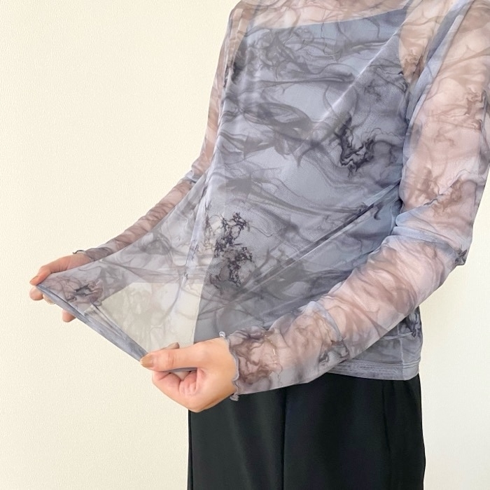 GUの「シアープリントボトルネックT(長袖)+E」