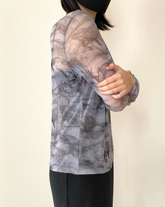 GUの「シアープリントボトルネックT(長袖)+E」