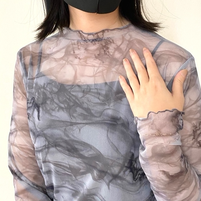 GUの「シアープリントボトルネックT(長袖)+E」