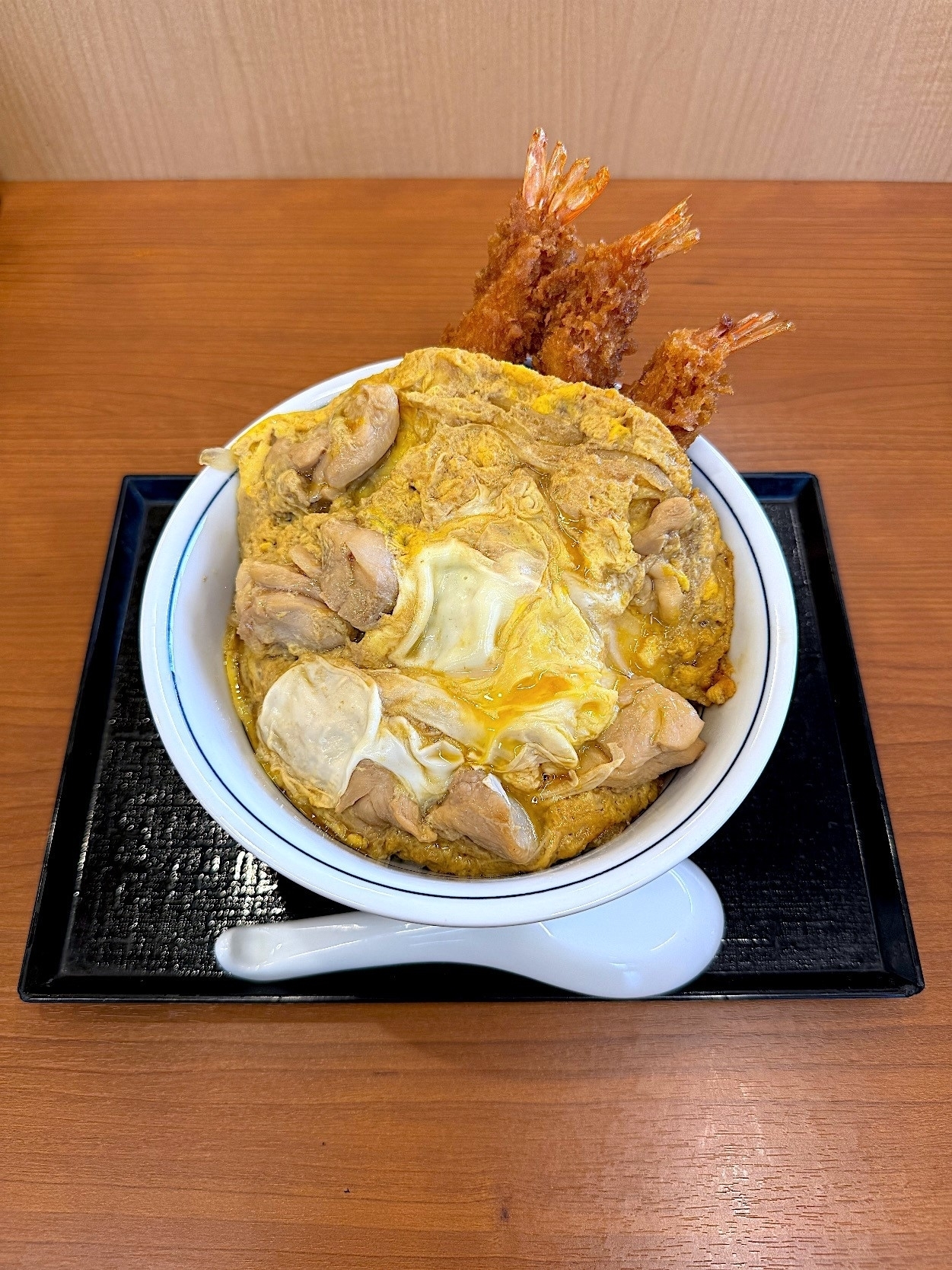 かつやの「海老タレカツと親子丼の合い盛り丼」