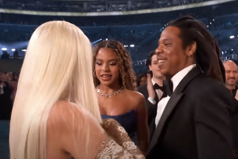 Beyoncé Suffers Underwire Wardrobe Malfunction At Grammys Beyoncé Suffers Underwire Wardrobe Malfunction At Grammys