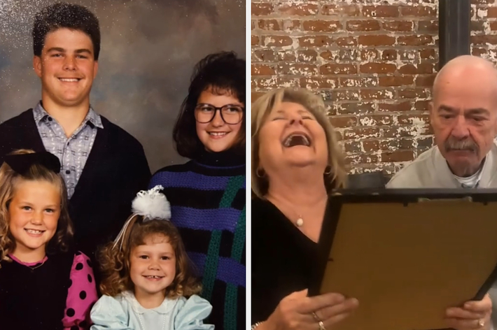 4人の子供たちが微笑んでいる家族写真。上の2人は座っており、下の2人は立っています。