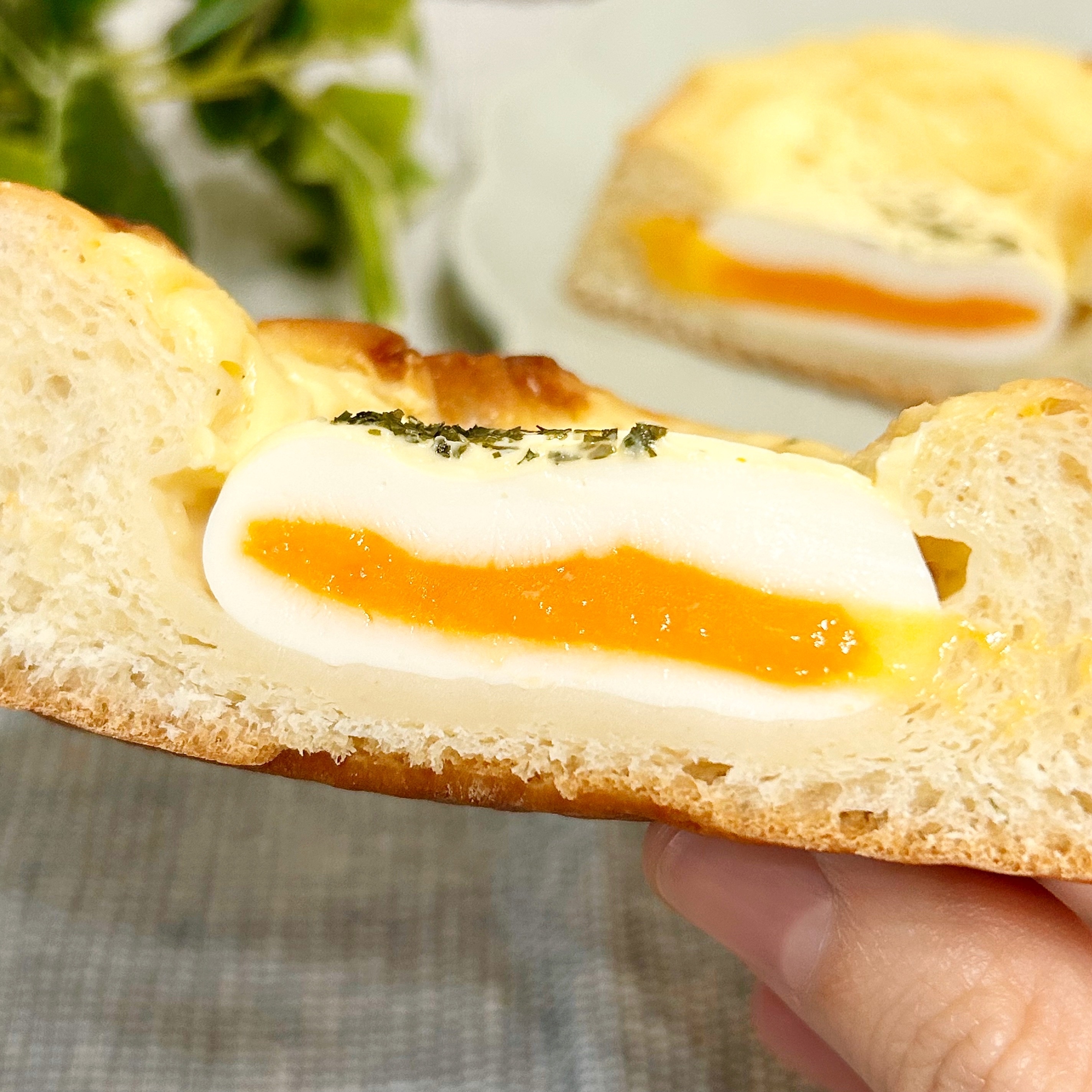 ファミマ】味もボリュームも最高すぎる！半熟卵がドーンと1個乗った