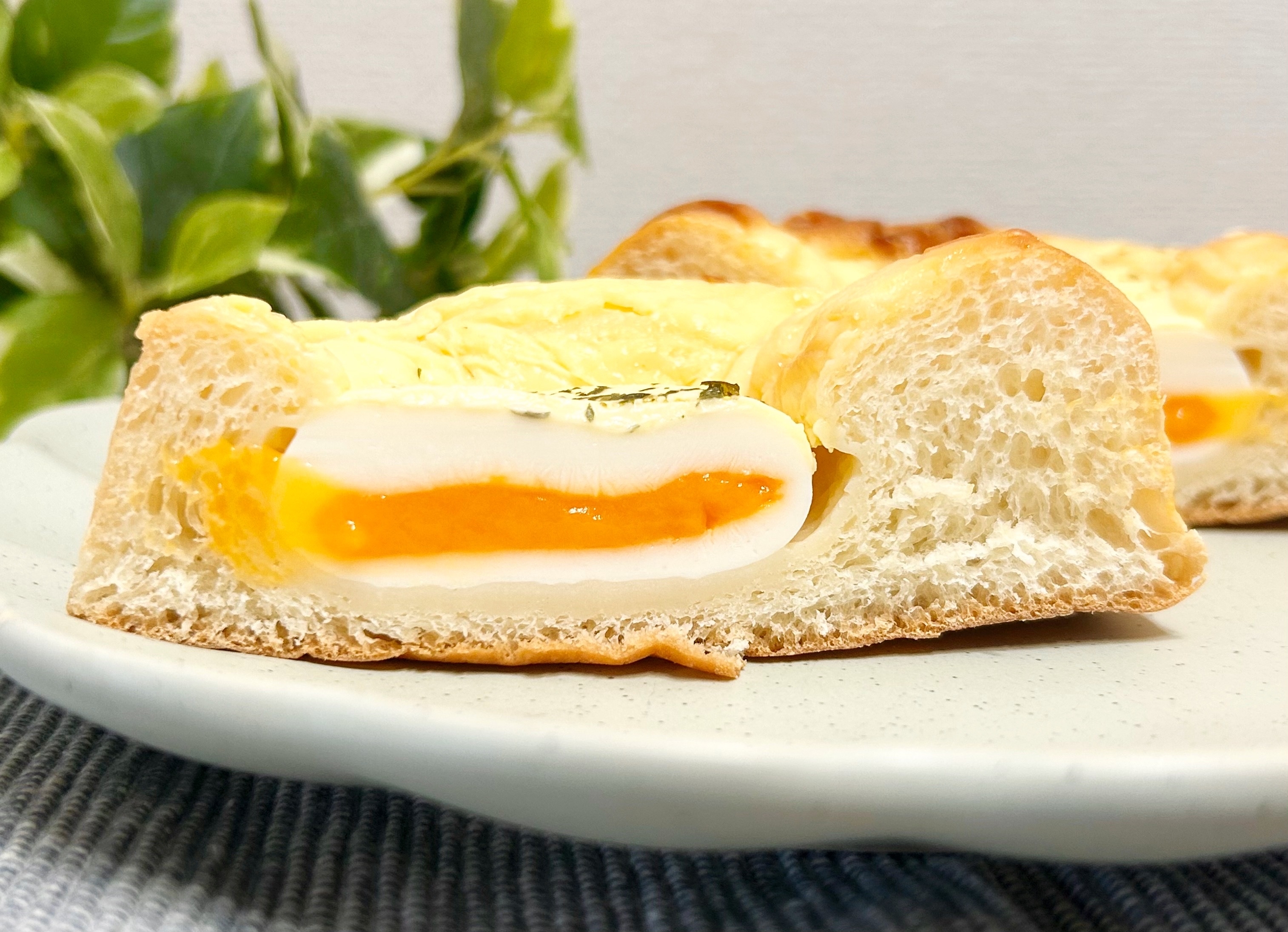 ファミマ】味もボリュームも最高すぎる！半熟卵がドーンと1個乗った