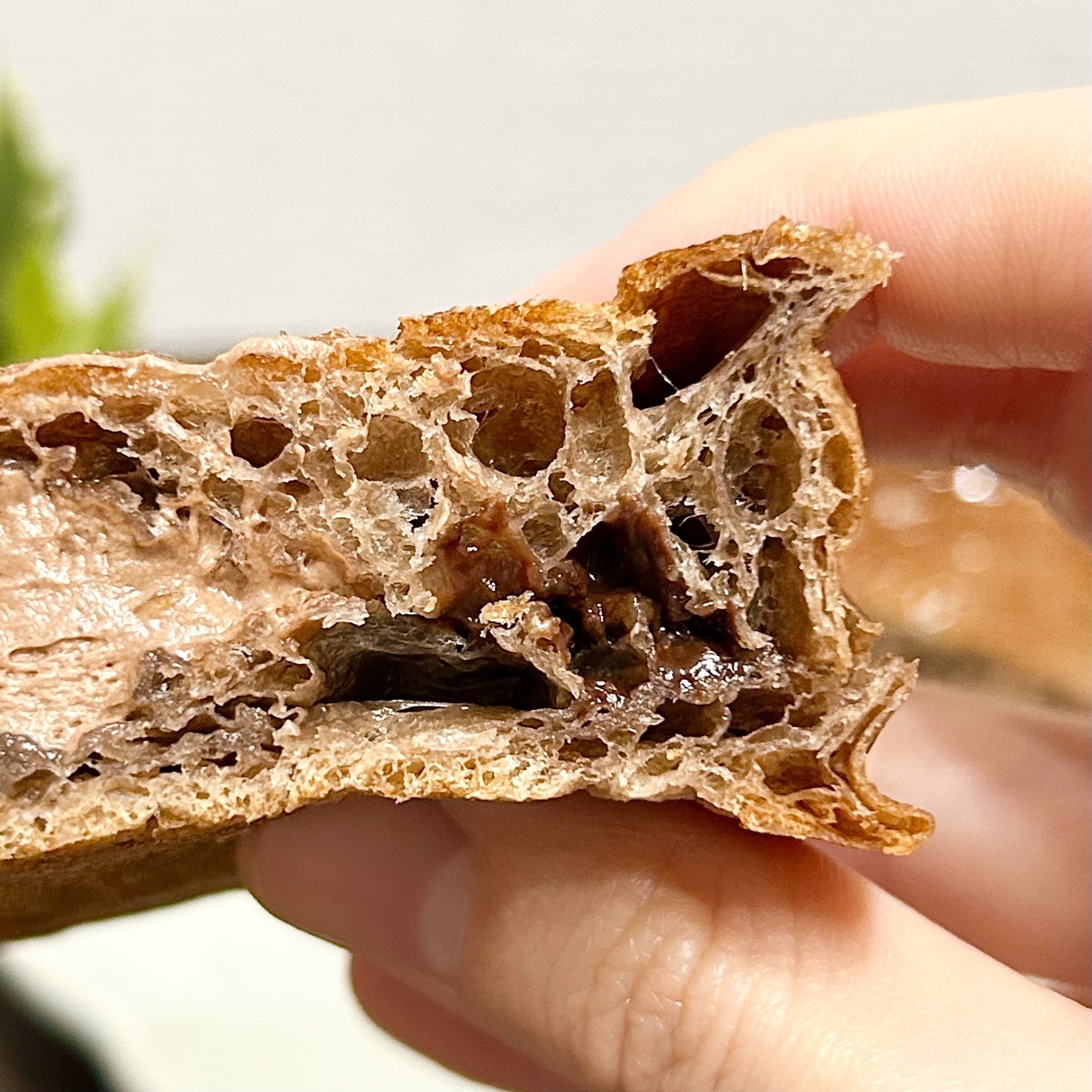 ファミマの「もちもちパン」がクリームたっぷりで激ウマ！濃厚なチョコ