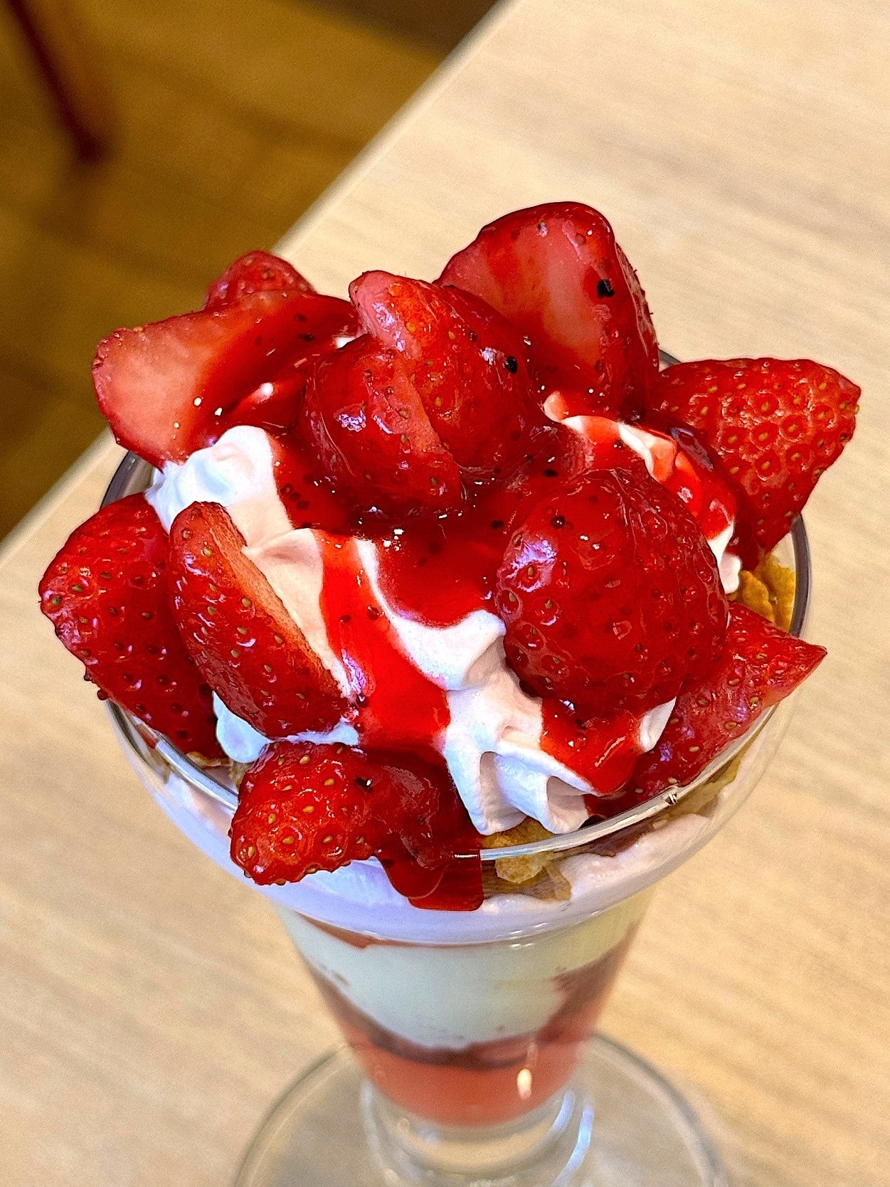 ガスト】この豪華さはすごいって！イチゴ盛り盛りの「ボリューム満点