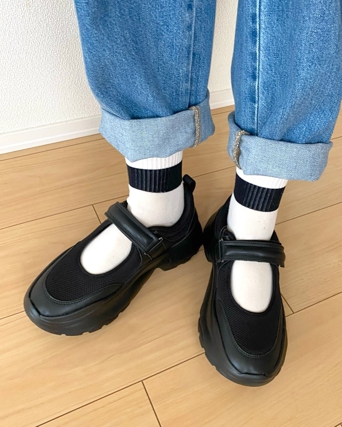 GUの「ボリュームソールベルトスニーカー」