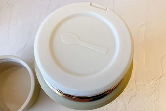 ヤマソロスープジャーのスプーンマークが付いた内蓋