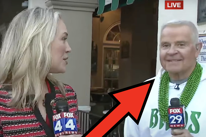 女性リポーターがニュールオーリンズで、緑のビーズを首にかけた男性にインタビューしている様子。