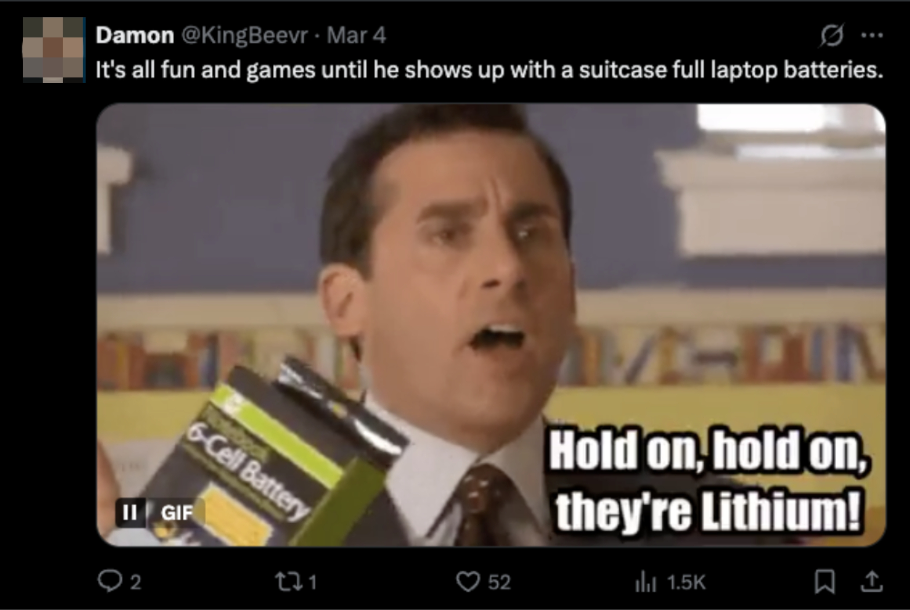 En mann som humoristisk holder en batteripakke, sier, & quot; hold på, hold på, de ' re litium! & Quot; I en GIF som deles på sosiale medier