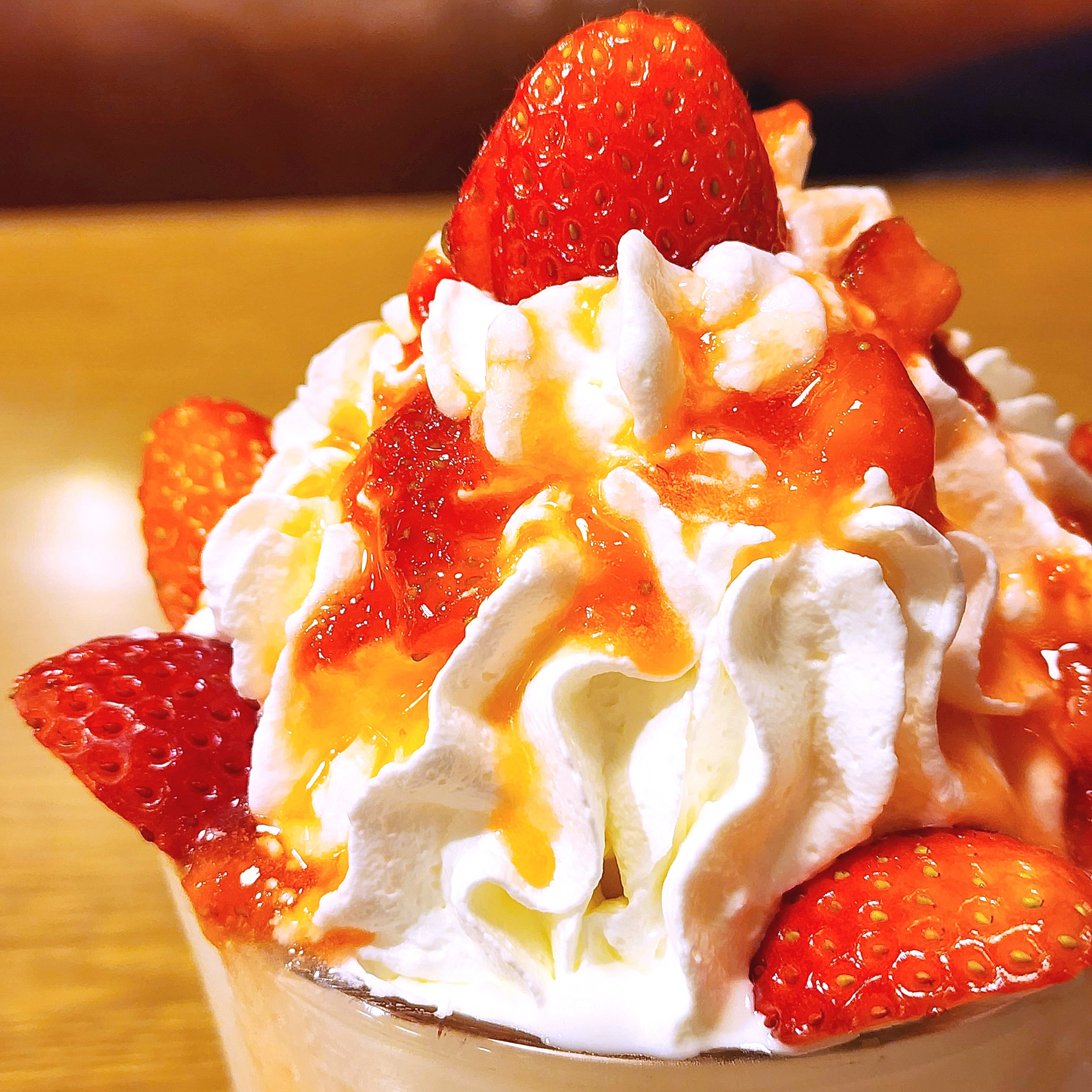 さすがに、てんこ盛りすぎて笑ったわ！ココスの「やけくそパフェ