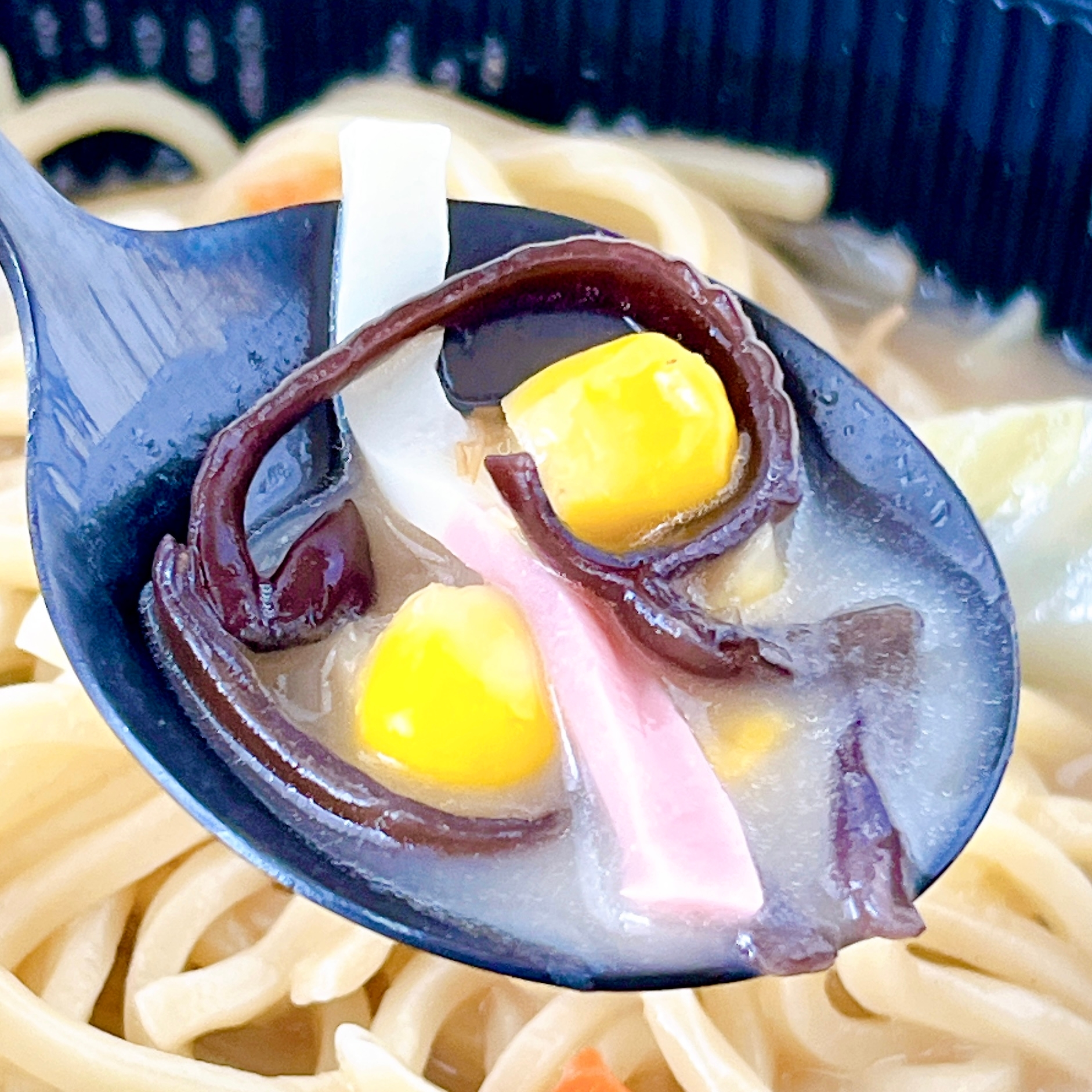 セブン】太麺のもちもち感がたまらない！「野菜多めで良さげ」「常備し