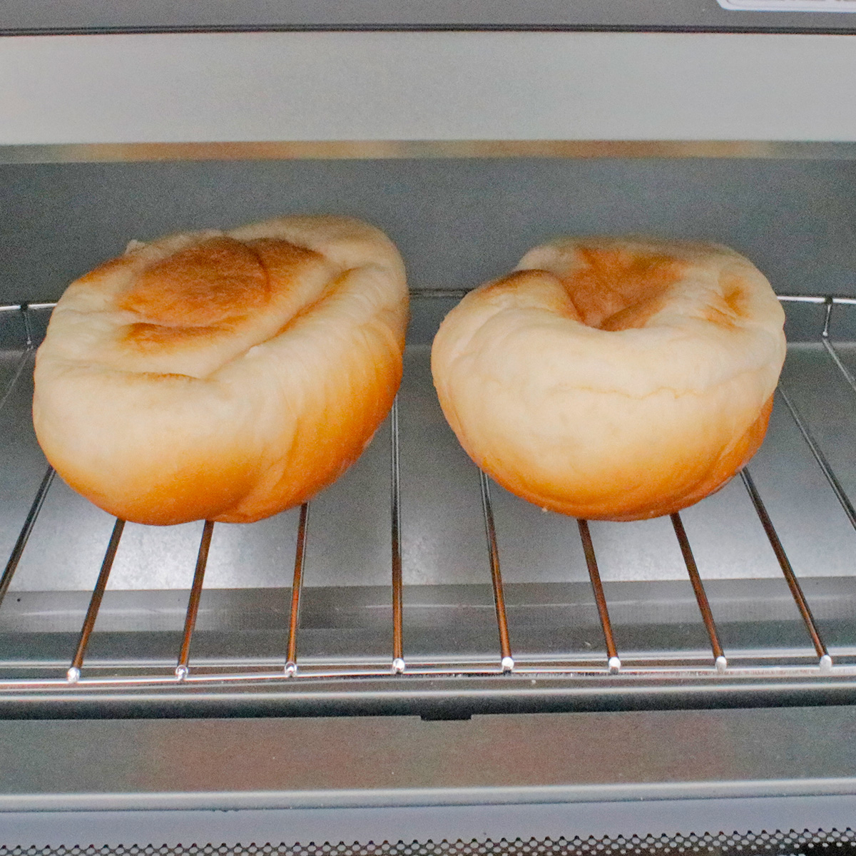 ロールパン」を焦がさずフワフワ食感に！？アルミホイル不要の簡単裏技