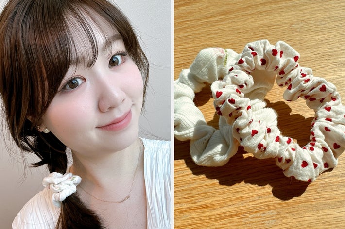 女性が白いブラウスを着て髪をまとめて微笑んでいる様子。シンプルで清潔感のある雰囲気。