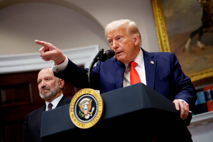 Reacciones de usuarios en redes sociales, comentando sobre el tweet de Trump.