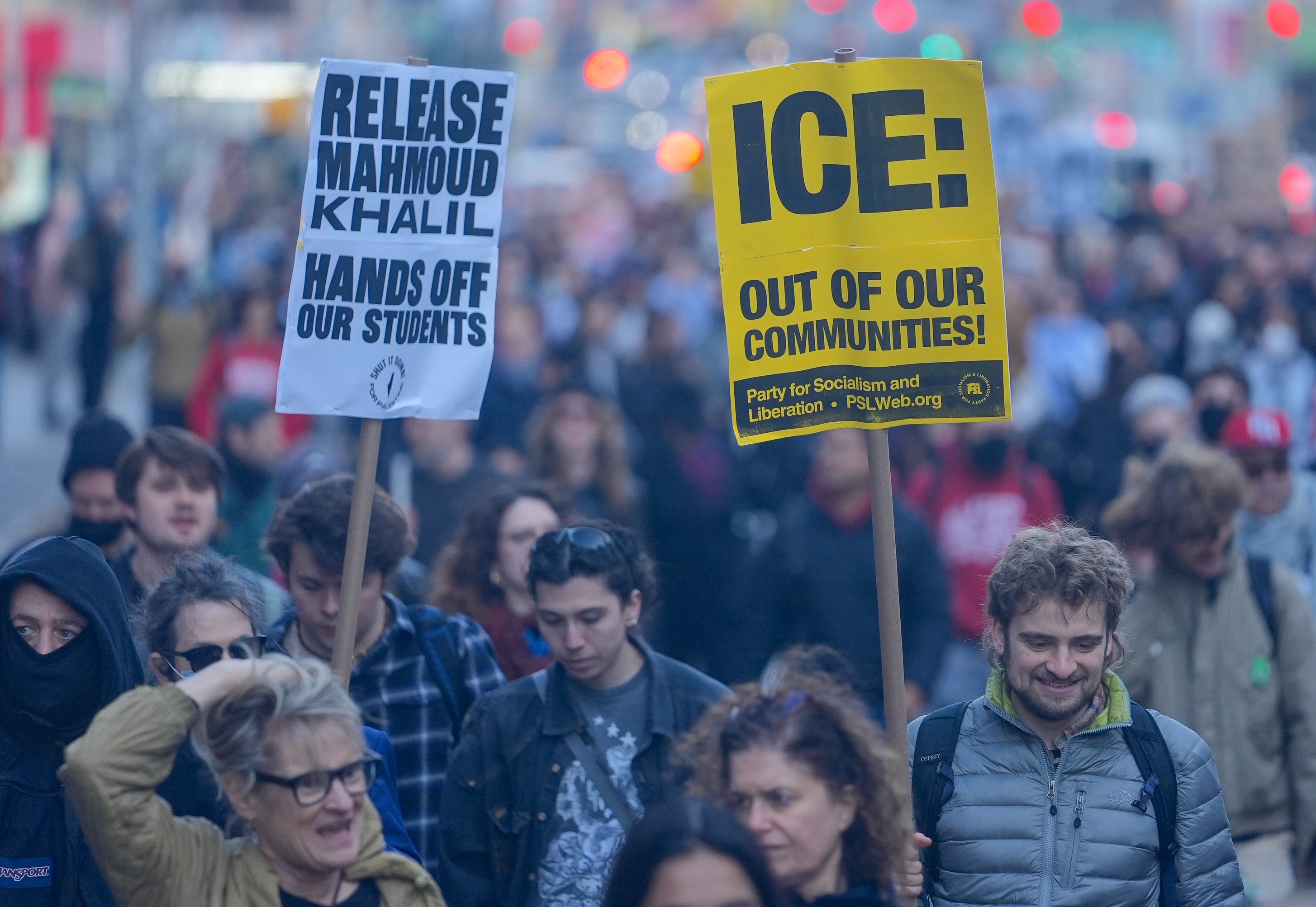 Demonstranter holder tegn på lesing & quot; slipp Mahmoud Khalil & quot; og & quot; Ice: Out of Our Communities! & Quot; Under en demonstrasjon i en fullsatt gate