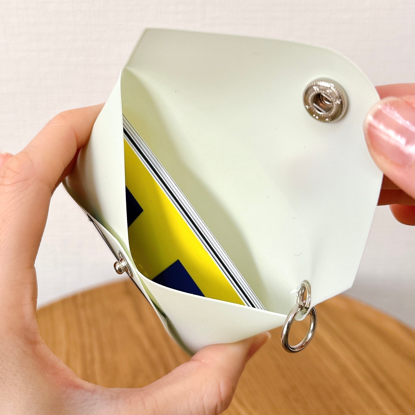 スタバ新作の「おしゃれエコバッグ」がマジ天才…！冷たいものと温かい