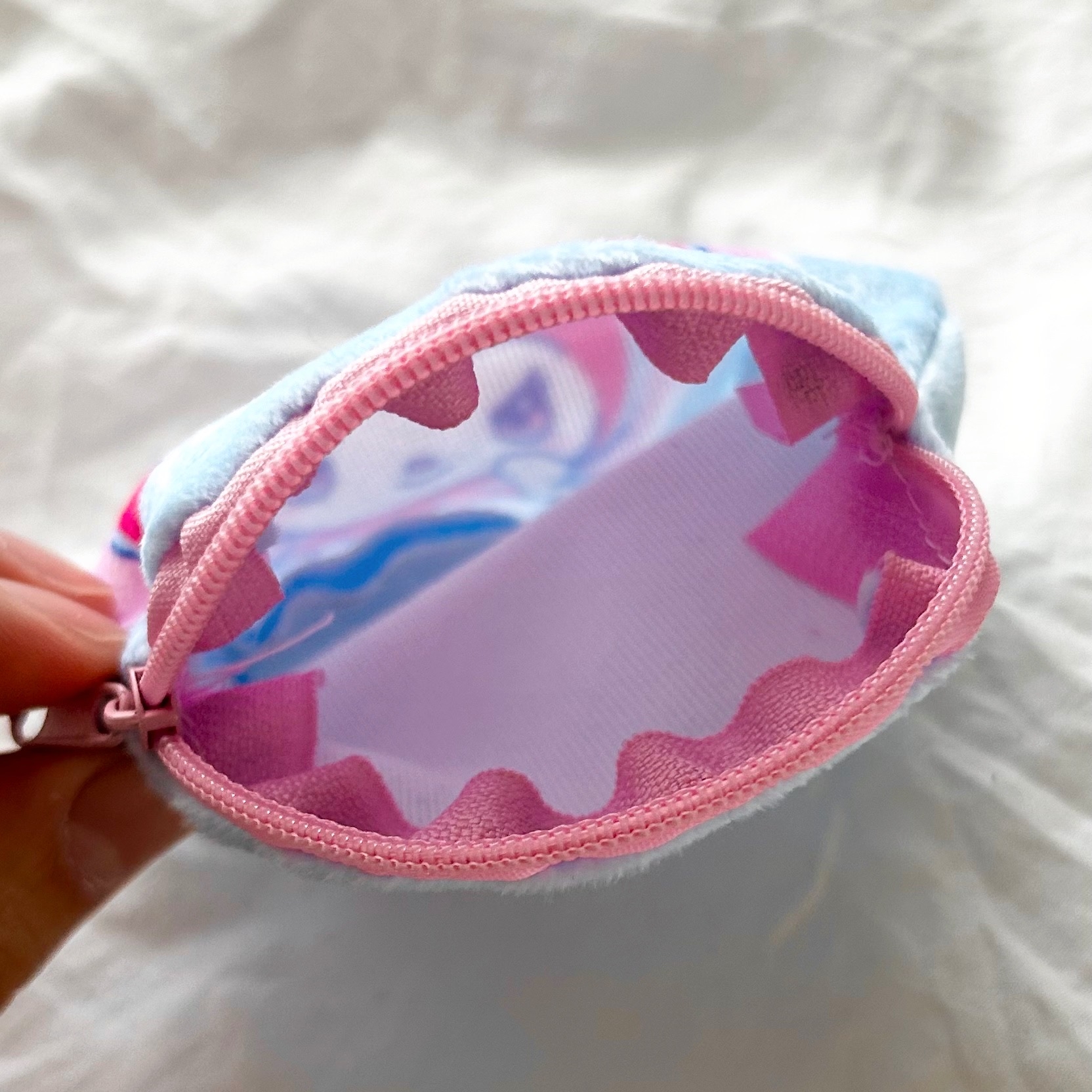 セリアユニコーンポーチ新品未使用ですが角部分に微かな汚れ