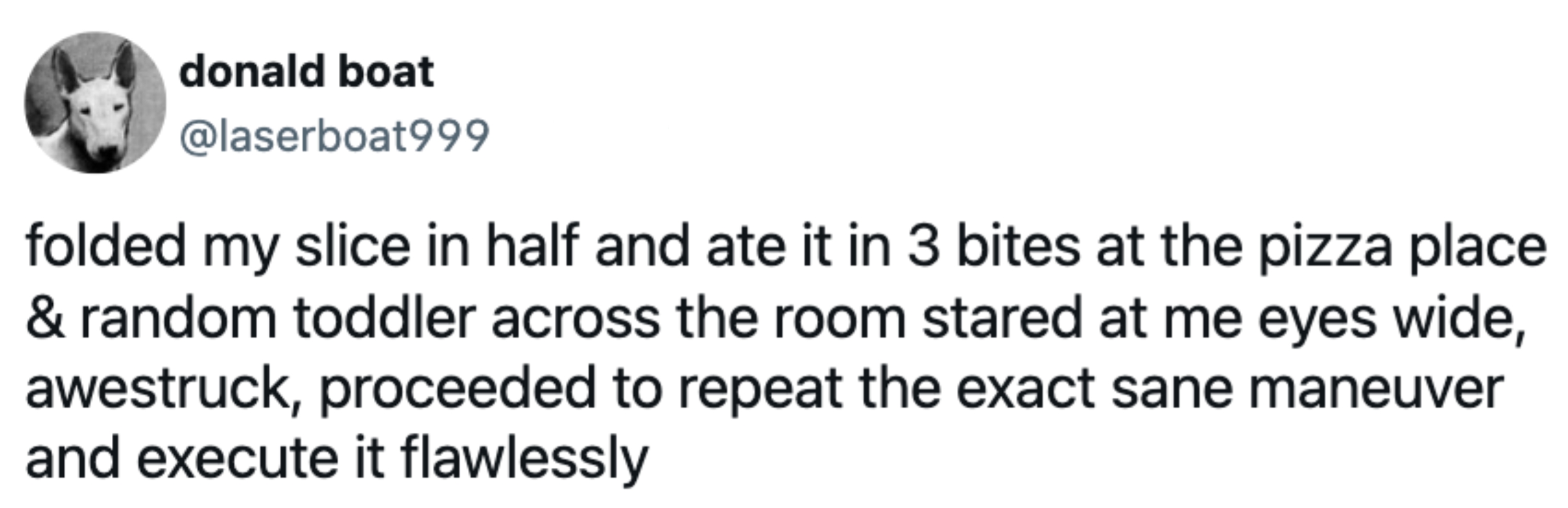Tweet om en person som bretter en pizzastykke, spiser den i 3 biter, og en pjokk etterligner handlingen med ærefrykt