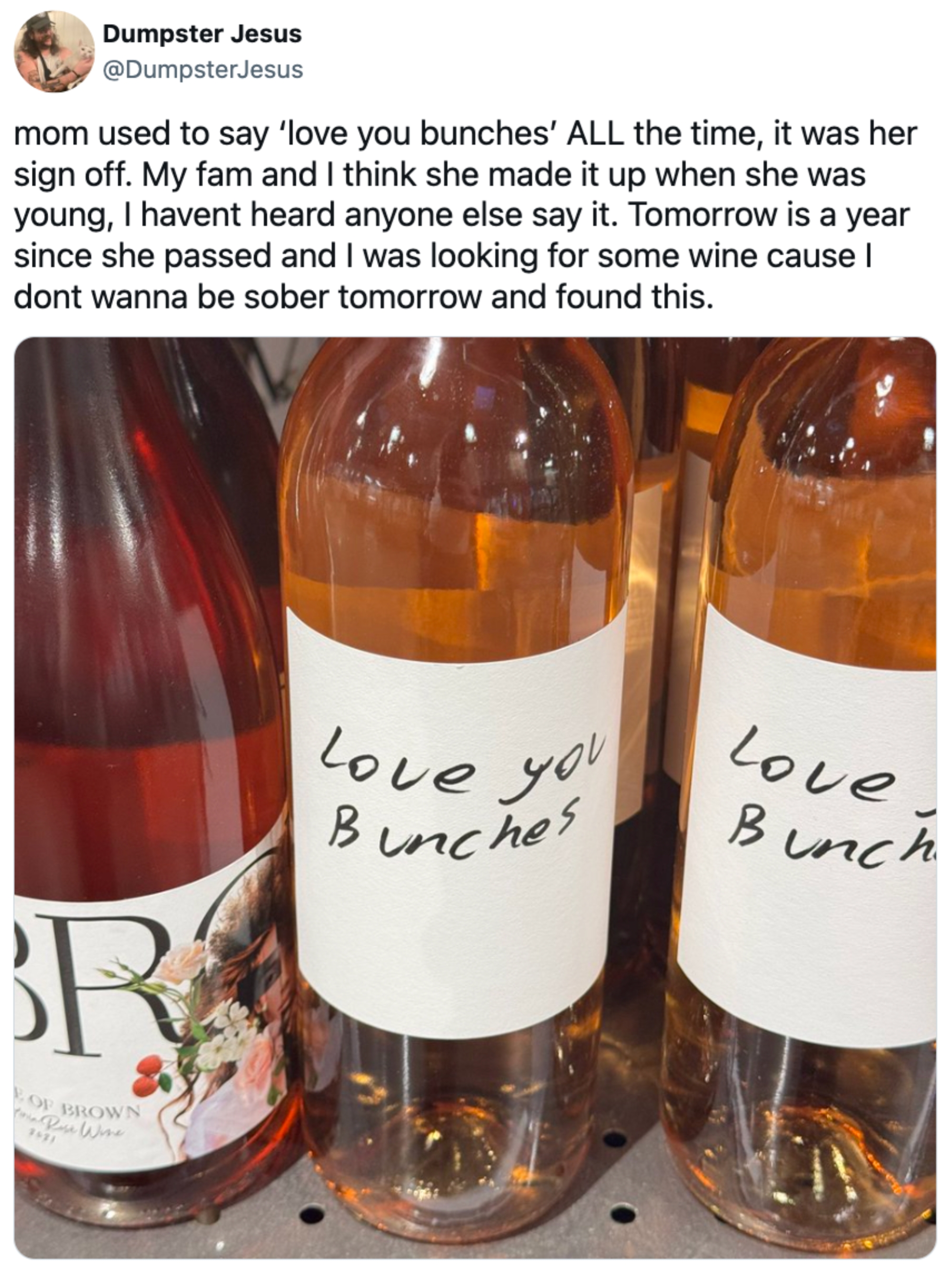 To vinflasker med håndskrevne etiketter som sier & quot; elsker deg bunter. & Quot; En tweet ovenfor minner om en mors ordtak og jubileet for hennes bortgang