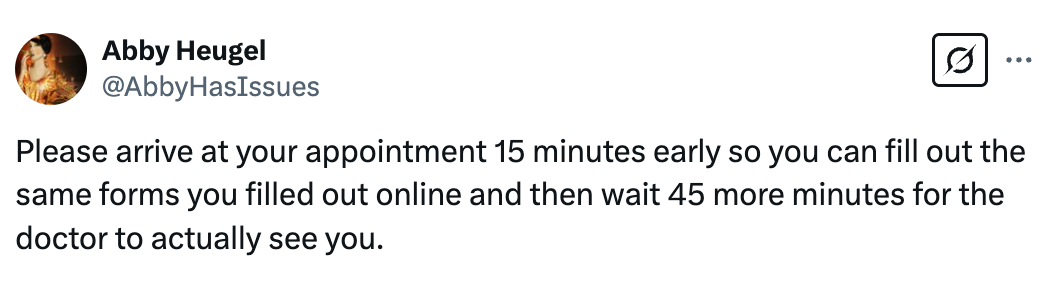 Tweet fremhever humoristisk frustrasjonen over å fylle ut skjemaer på nettet bare for å gjøre det igjen personlig og vente på legen