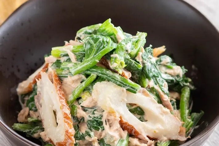 器に盛られたほうれん草とツナの白和え。食感のアクセントに練り物が入っている。食事広告向けの画像。