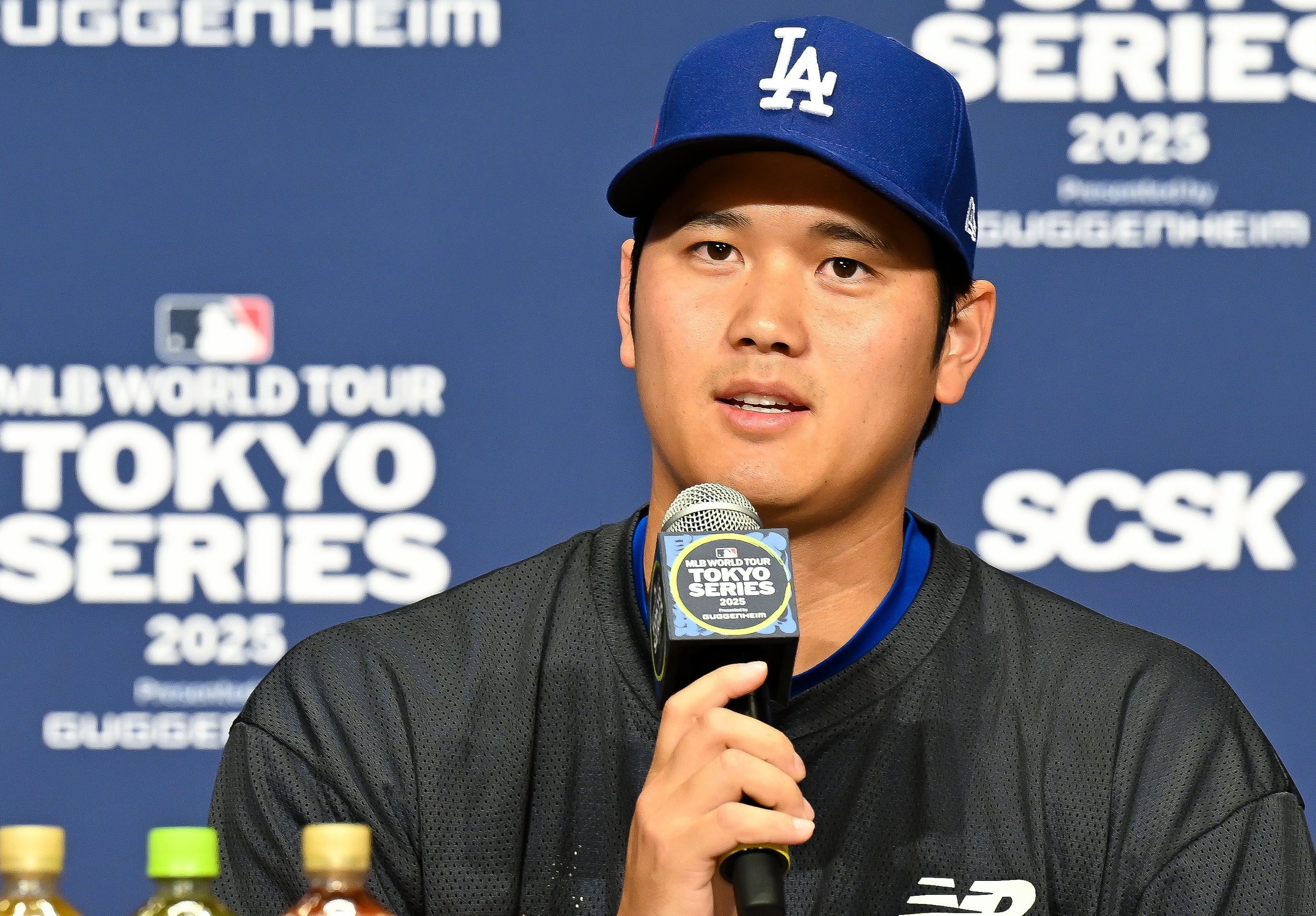 大谷翔平、愛犬デコピンが“アレ”をふみふみする写真を公開→ファン爆笑 