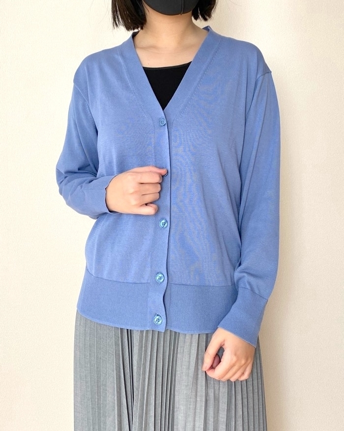 無印良品「UVカットライトニットVネックカーディガン」