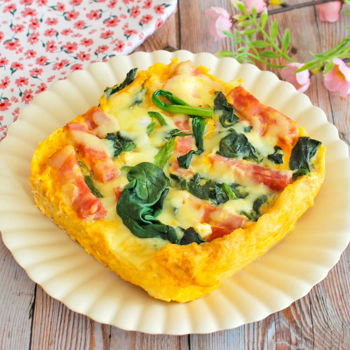 パイ生地も生クリームも不要！レンジでサクサク♪油揚げで作れるキッシュレシピ・作り方｜Tasty