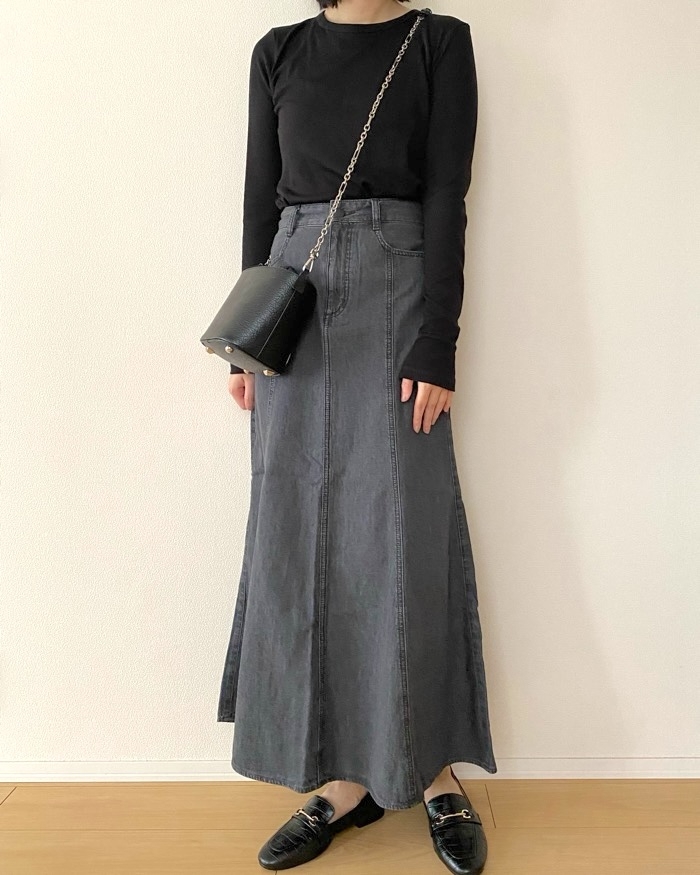 GUの「ライトデニムフレアマキシスカート」
