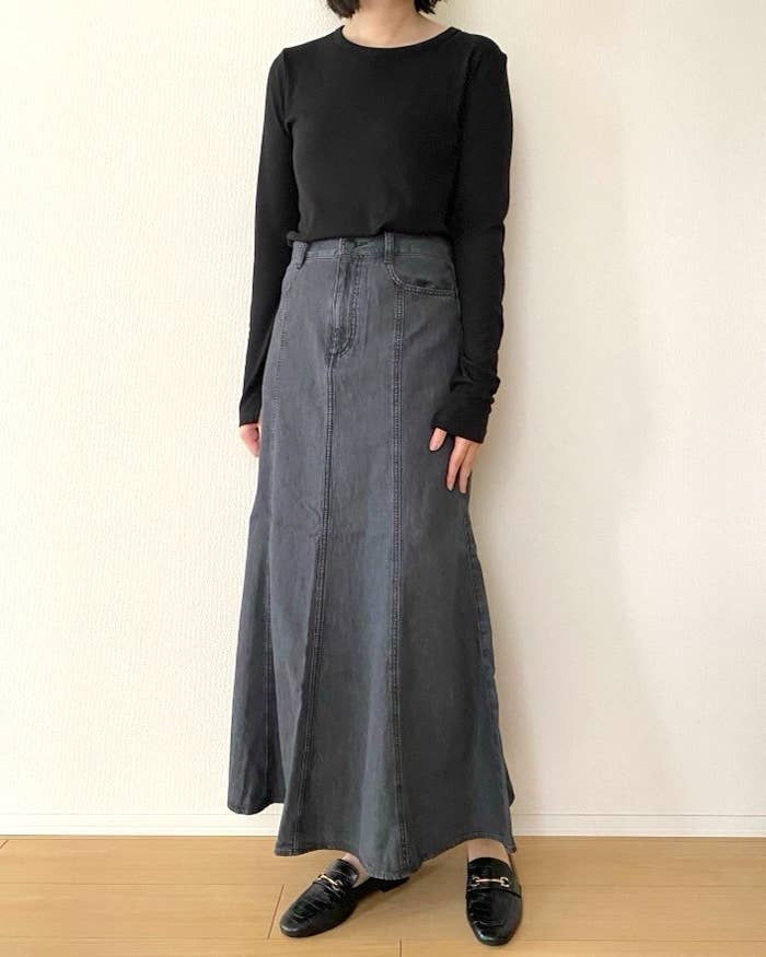 GUの「ライトデニムフレアマキシスカート」