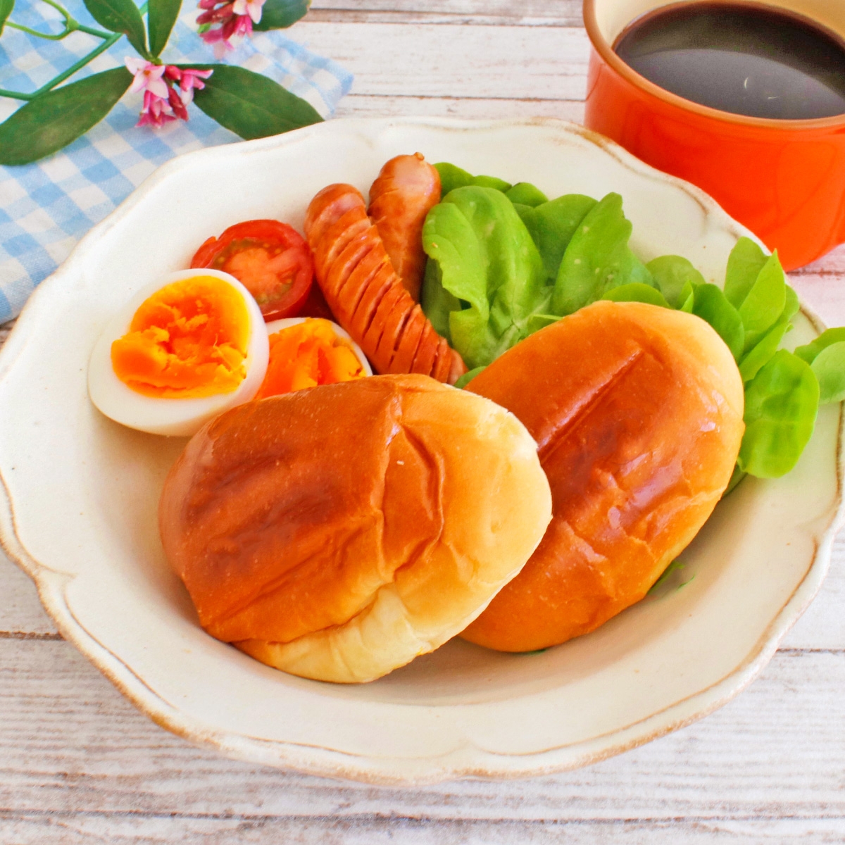 ロールパン」を焦がさずフワフワ食感に！？アルミホイル不要の簡単裏技