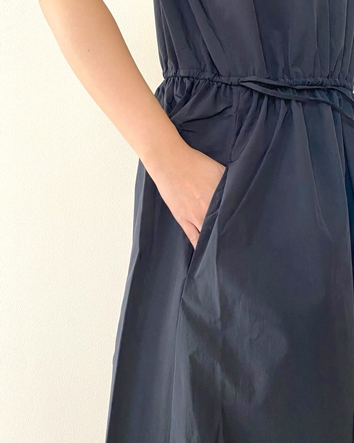 ユニクロの「ギャザーワンピースノースリーブ」