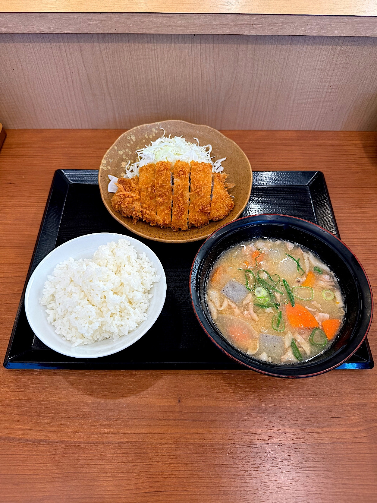 かつやの「とん汁定食(ロースカツ)」