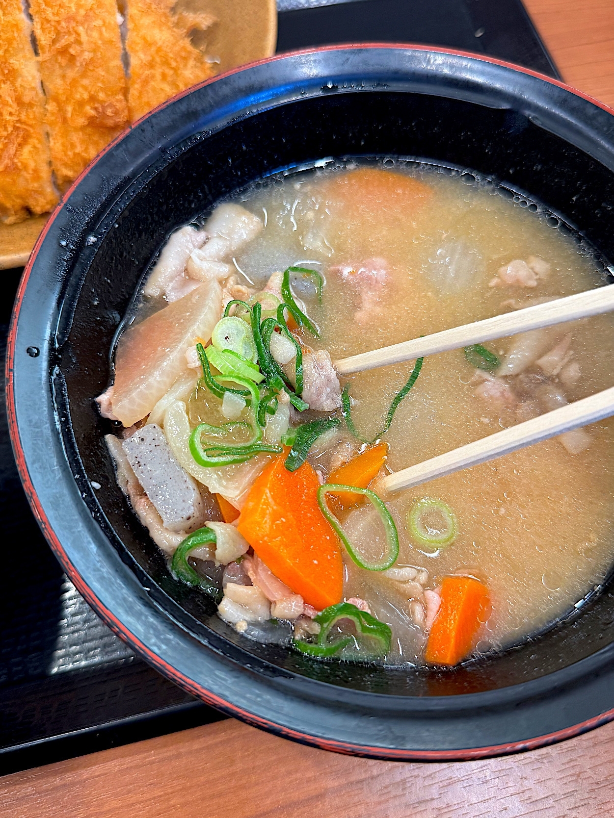 かつやの「とん汁定食(ロースカツ)」
