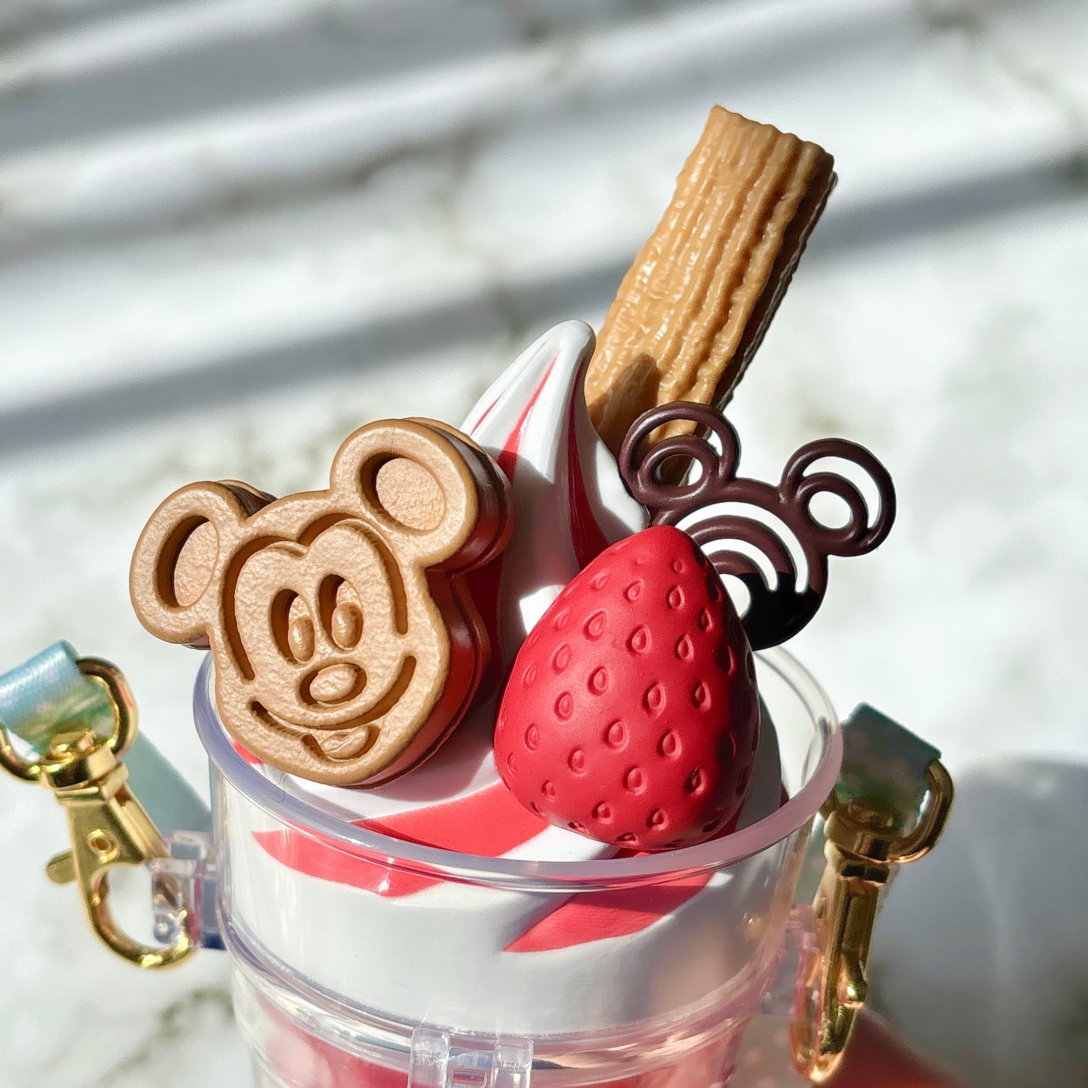 これは買いです。ディズニーランドで見つけた「パフェそっくりケース