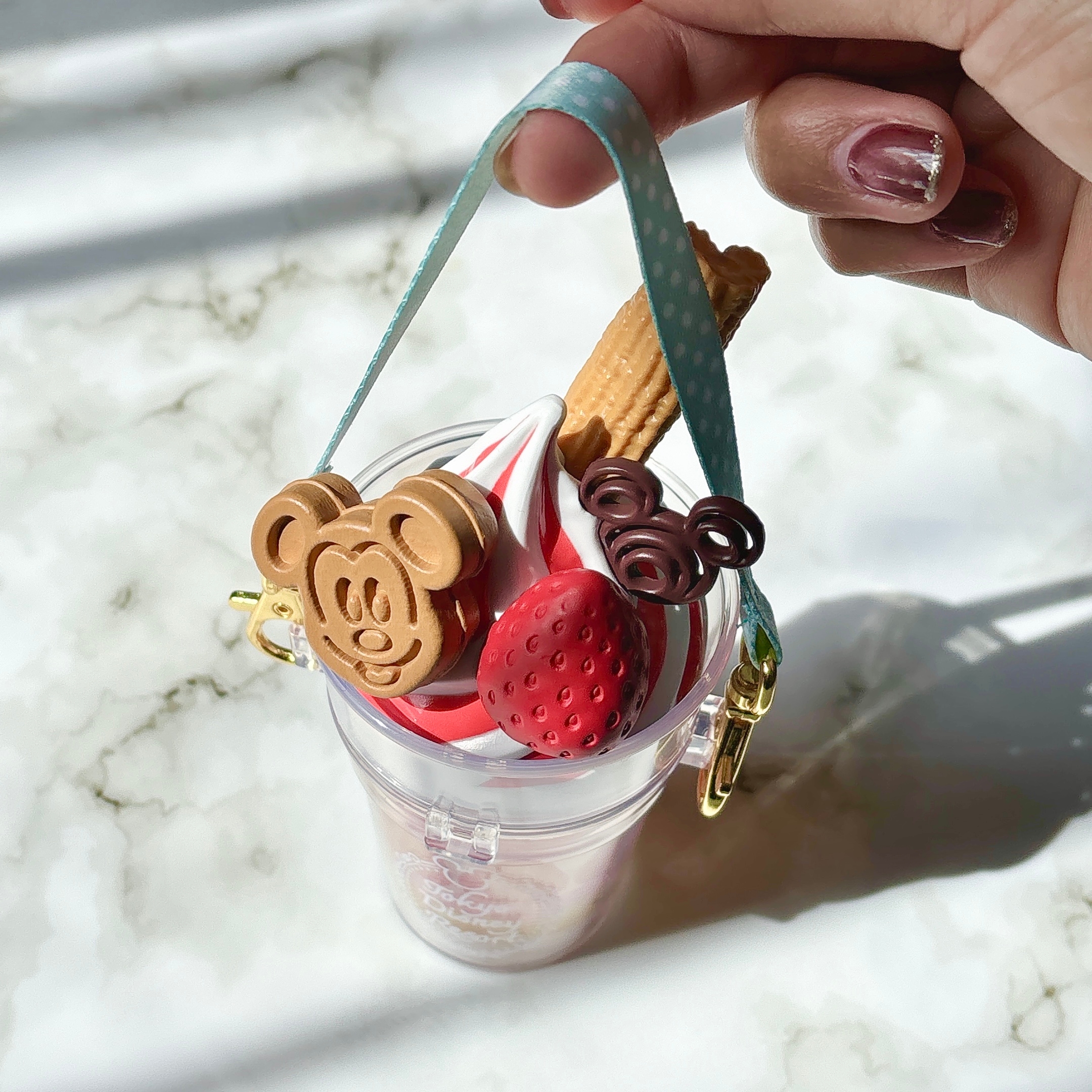 これは買いです。ディズニーランドで見つけた「パフェそっくりケース