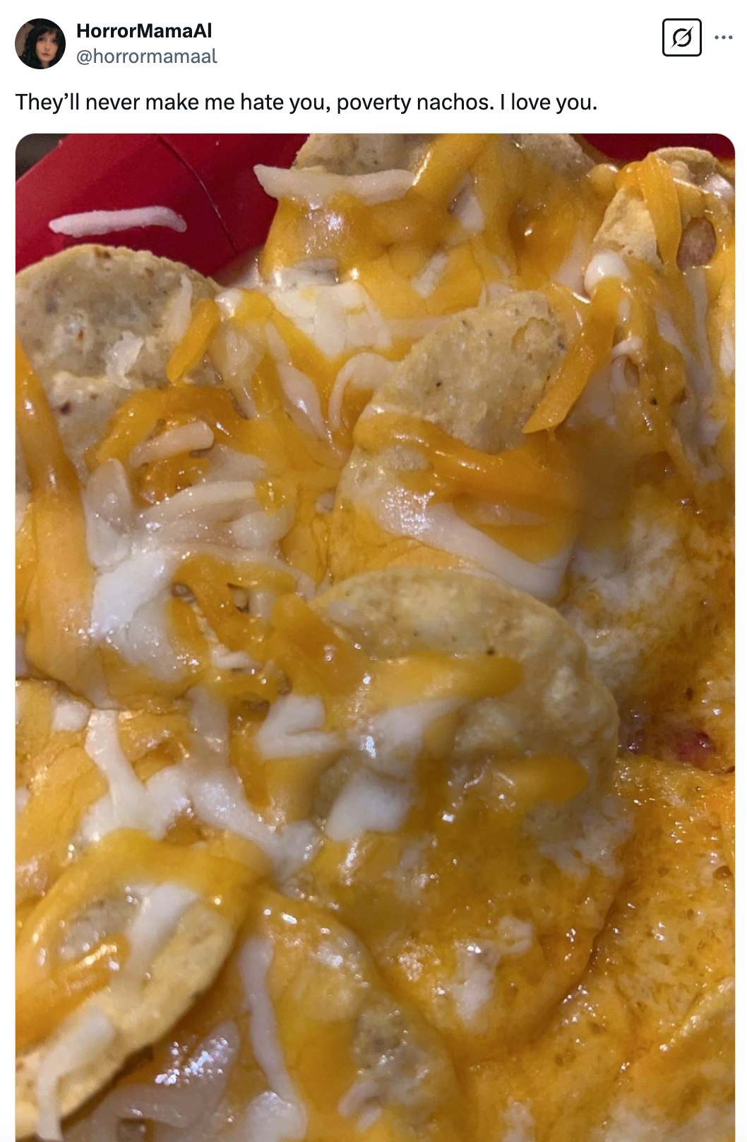 Nachos toppet med smeltet ost vises på nært hold. En tweet -tekst lyder: & quot; De vil aldri få meg til å hate deg, fattigdom Nachos. Jeg elsker deg. & Quot;