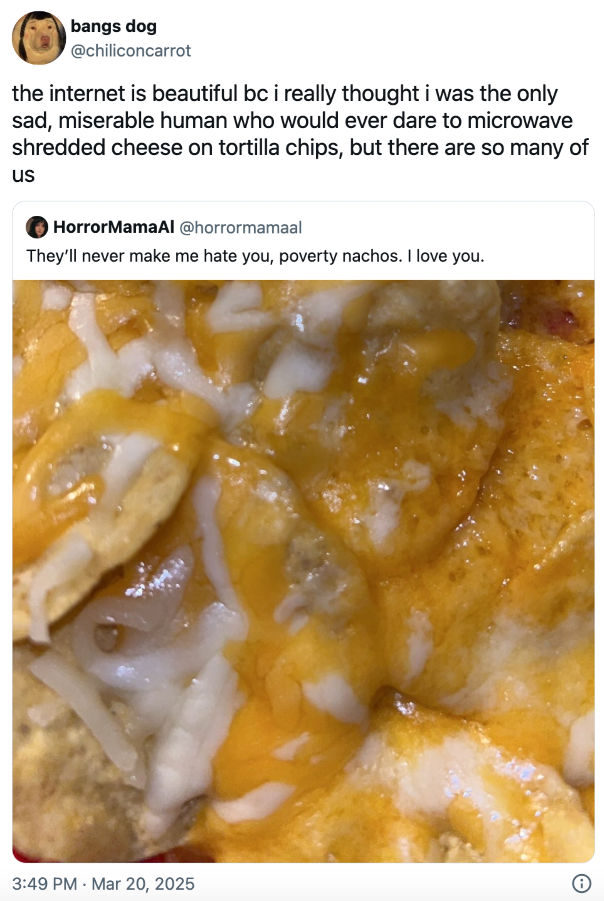Tweet som viser en nærbilde av tortillachips med smeltet ost. Tekst uttrykker komfort i delte opplevelser og kjærlighet til & quot; fattigdom nachos. & Quot;