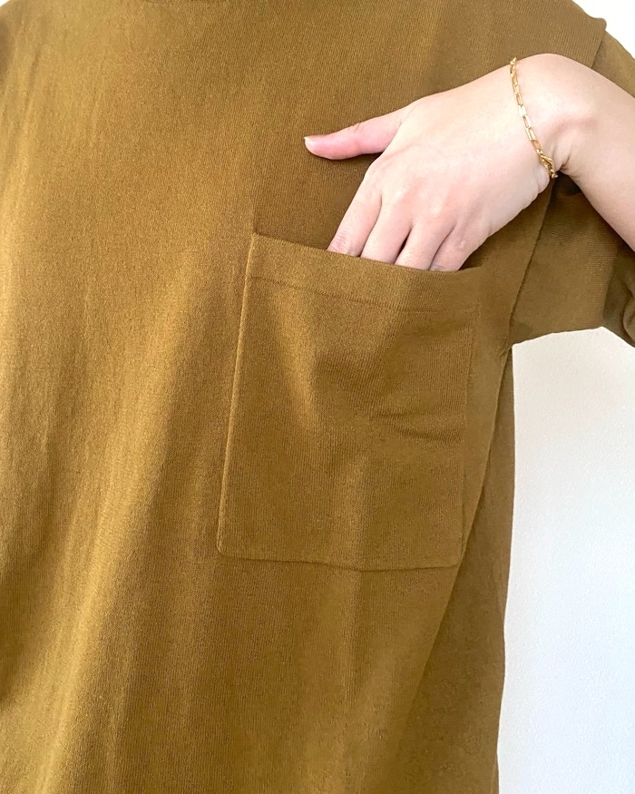 ユニクロの「クルーネックセーター半袖」