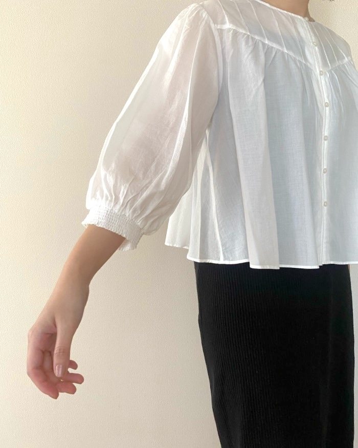 ユニクロ新作の「透け感トップス」が大当たりだった!サッと着る ユニクロ新作の「透け感トップス」が大当たりだった!サッと着る