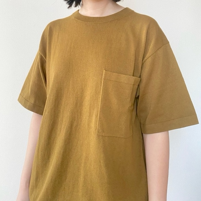 ユニクロの「クルーネックセーター半袖」