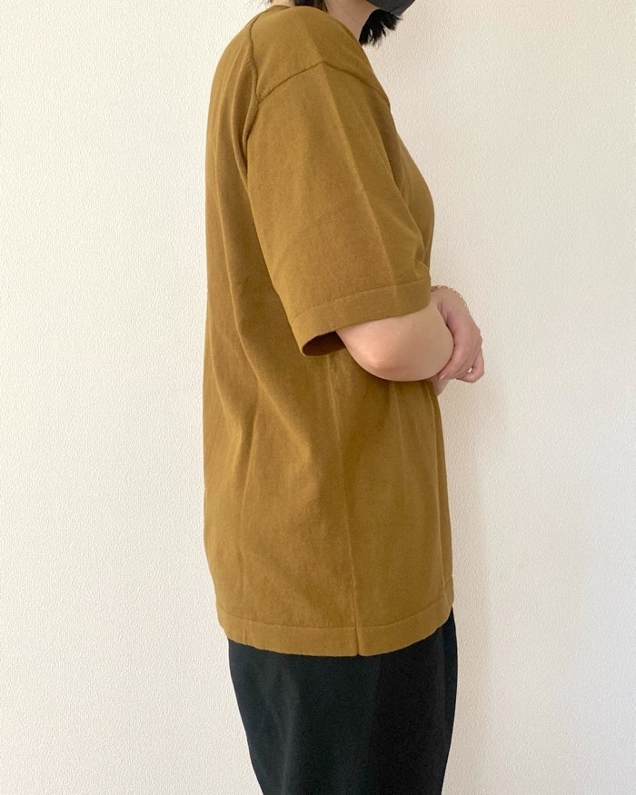 ユニクロの「クルーネックセーター半袖」