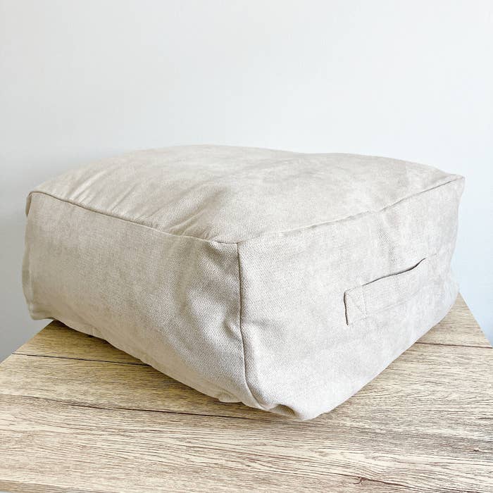 ニトリの「【デコホーム商品】布団収納クッションカバー シェニーIV（アイボリー）」