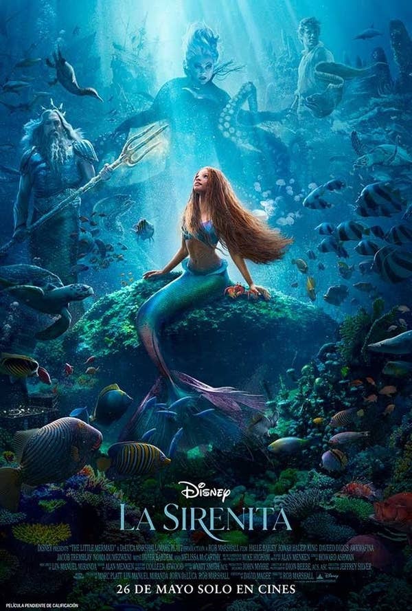 Póster de la película &quot;La Sirenita&quot; de Disney, mostrando al personaje principal Ariel nadando en un océano rodeada de criaturas marinas. Estreno 26 de mayo