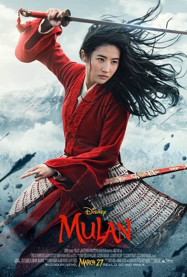 Liu Yifei como Mulan en póster de película, sosteniendo espada en pose combativa sobre fondo de paisaje montañoso. Estreno 27 de marzo