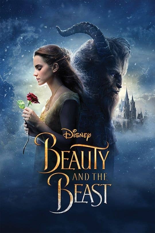 Cartel de &quot;La Bella y la Bestia&quot; con mujer sosteniendo una rosa y Bestia al fondo. Texto: &quot;Disney Beauty and the Beast&quot;. Castillo visible