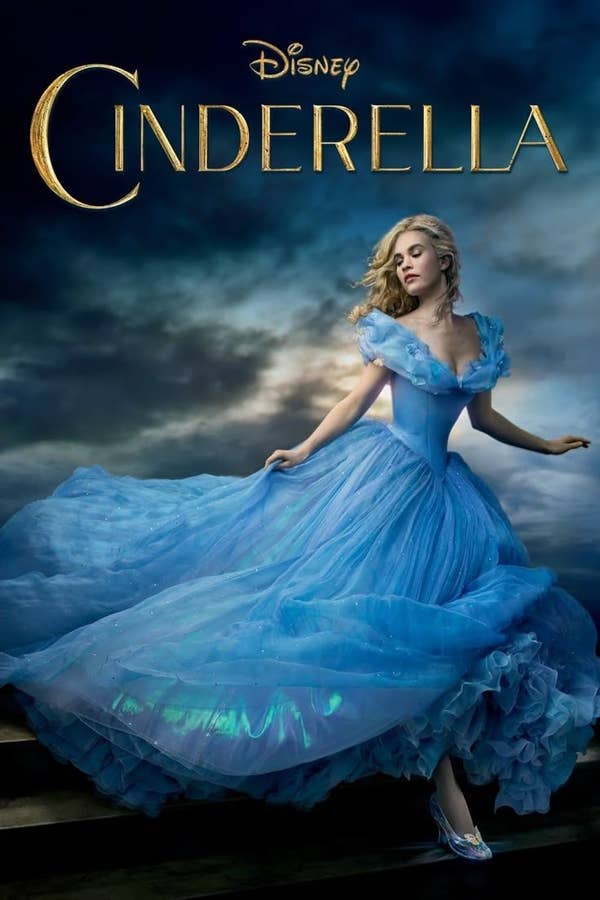 Cartel de la película &quot;Cenicienta&quot; con una mujer en vestido de gala amplio y brillante. Ella desciende unas escaleras con un zapato de cristal