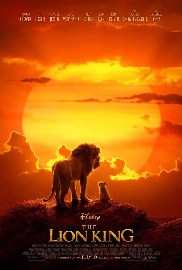Póster de &quot;The Lion King&quot; con Mufasa y Simba sobre una roca frente a un gran sol al amanecer, con elenco y fecha de estreno en el texto inferior